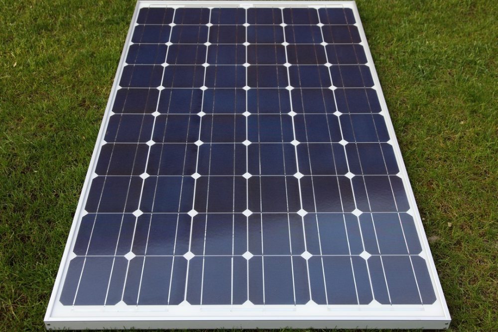 panel słoneczny na trawie